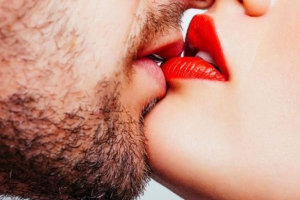 Nằm mơ thấy hôn nhau báo hiệu điềm gì? Đánh số mấy?-2