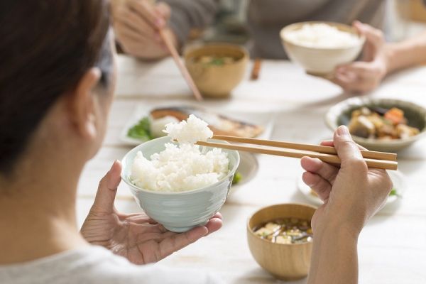 Nằm mơ thấy ăn cơm báo hiệu điềm gì? Đánh số gì-2